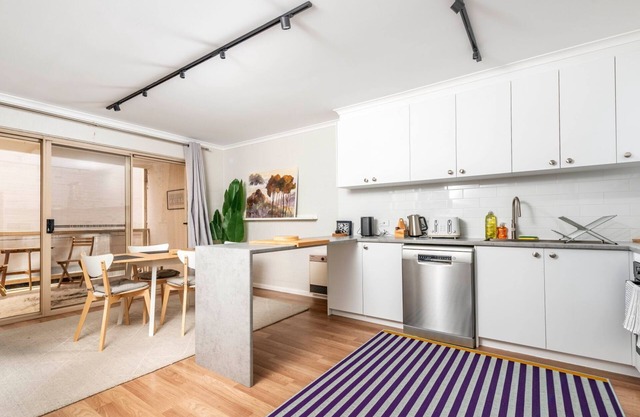 Stylish 2BR Apartment in Kingston Close to Lake