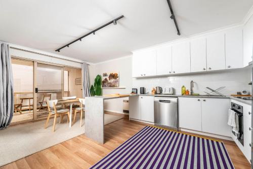 Stylish 2BR Apartment in Kingston Close to Lake