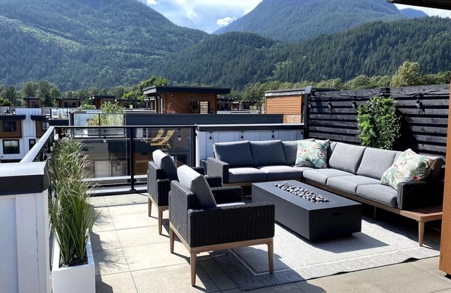 Stylish 3 bedroom townhome with rooftop patio