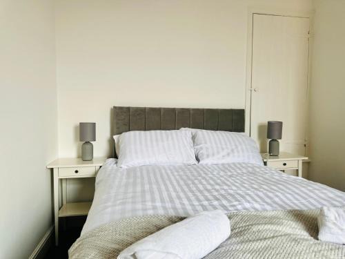 Stylish 3 BR Home Near City Centre, University and QMC - Free Parking & Wi-Fi - Sleeps 6