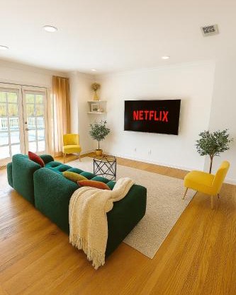 Stylish 3BR Getaway plus Pool