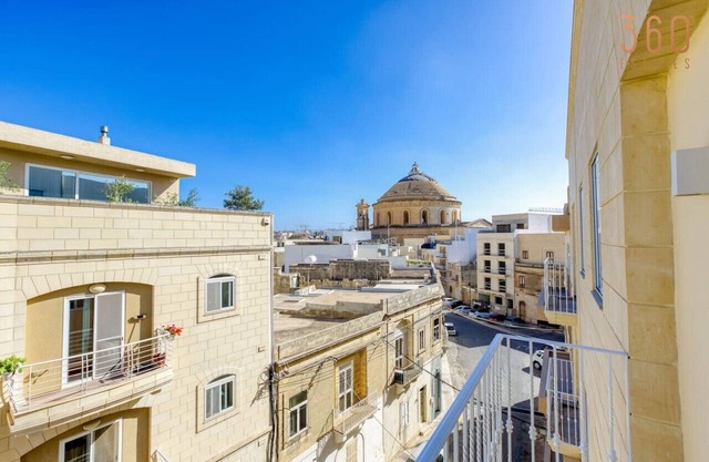 Stylish 3BR home with private Balconies in Mosta