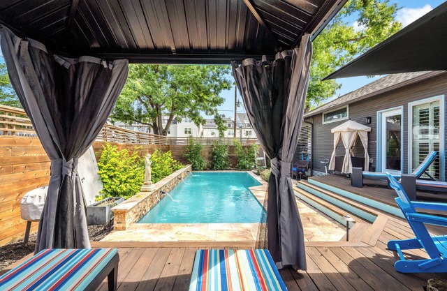 Stylish 3BR Near Downtown Houston w/Private Pool – The Rusk House