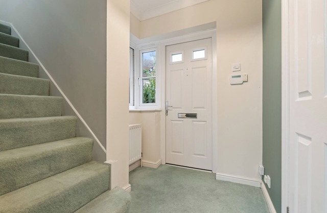 Stylish 4BR Home in Romford with Garden & Parking
