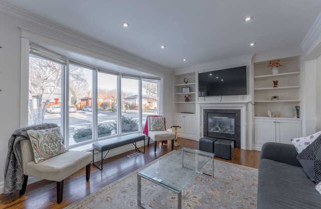 Stylish 4BR Home ~ Comfort ~ Central ~ Burlington