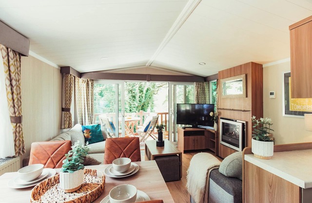 Stylish and compact lodge with one double with en suite W.