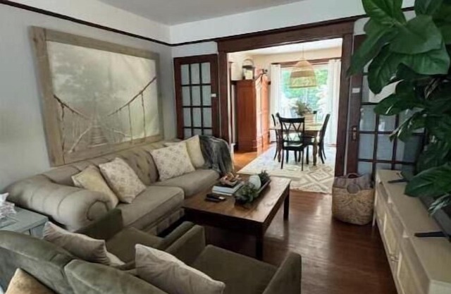 Stylish and cozy century craftsman near escarpment. Minutes to shops & dining!