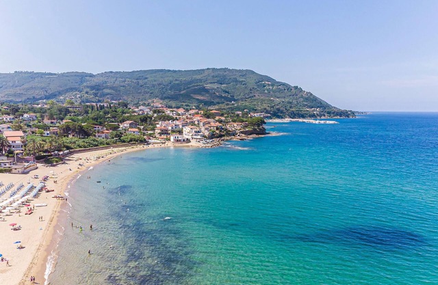 Stylish and high quality vacation home on the hill of Laureana Cilento with beautiful sea view.