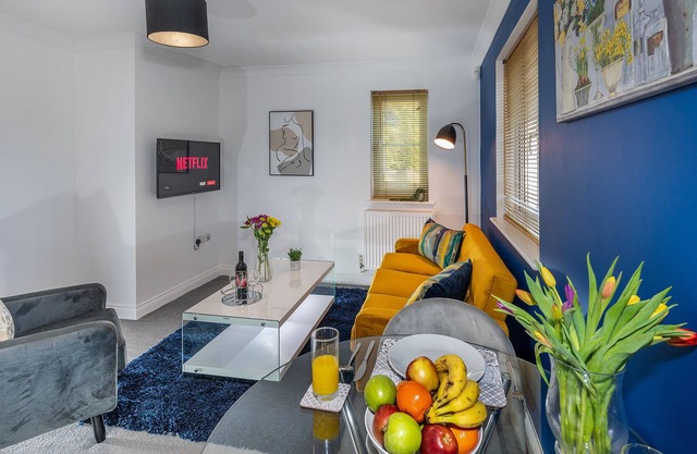 Stylish and quiet ground floor apartment, easy walking to frimley park hospital