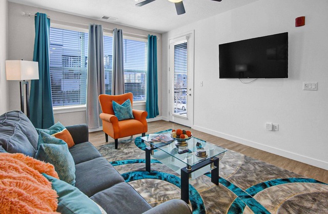Stylish Apartment - Hottub/Parking/Gym/FastWifi/PetFriendly/Coffee Provided