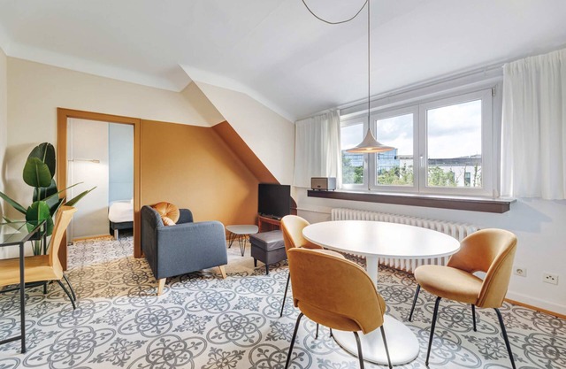 Stylish Apartment w/Full Kitchen & Workspace