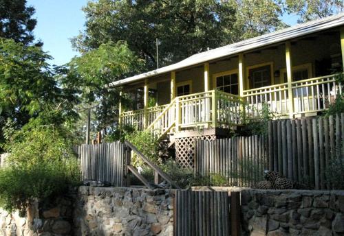 Stylish Artistic Cabin Vacation Rental near Sequoia Kings National Park