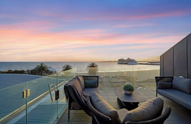 Stylish Bay-Side Executive Apt. w/parking