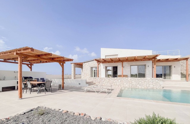 Stylish Beach House 4 BR w/pool - 1 min from the beach!