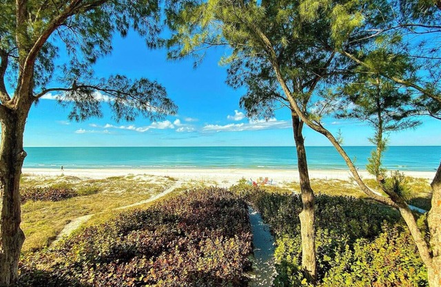 Stylish Beachfront Condo, Stunning Views