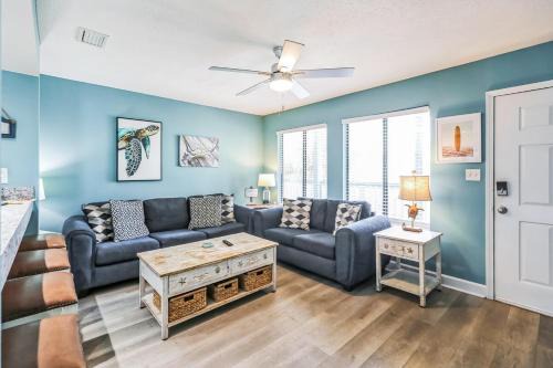 Stylish Blue Getaway - Beach Access - Shared Pool