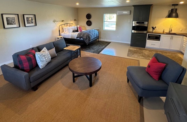Stylish cabin near Medicine Park