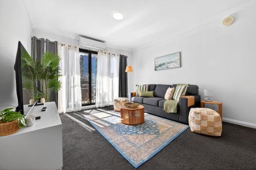 Stylish CBD Stay 2BR with Balcony & Wi-Fi