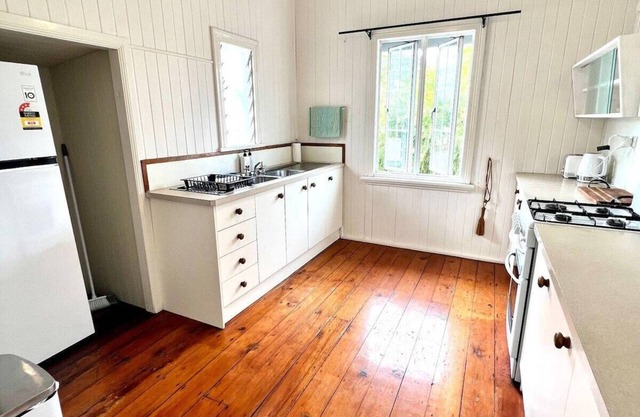 Stylish City Fringe 2 Bed Upstairs Unit