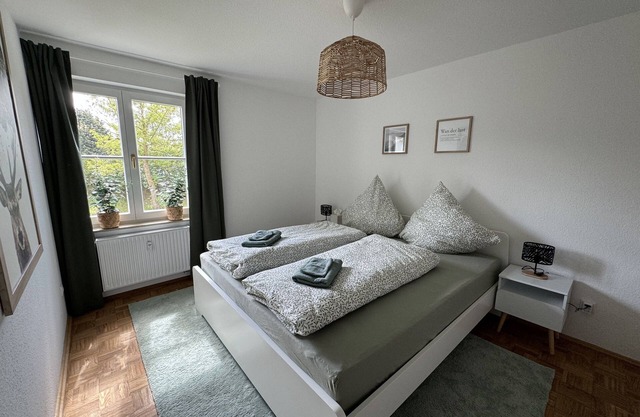 Stylish city retreat near the Elbe - King-size bed