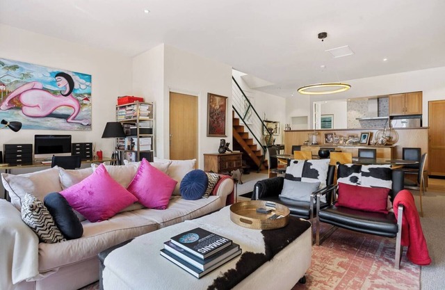 Stylish City Townhouse A Block from the Waterfront