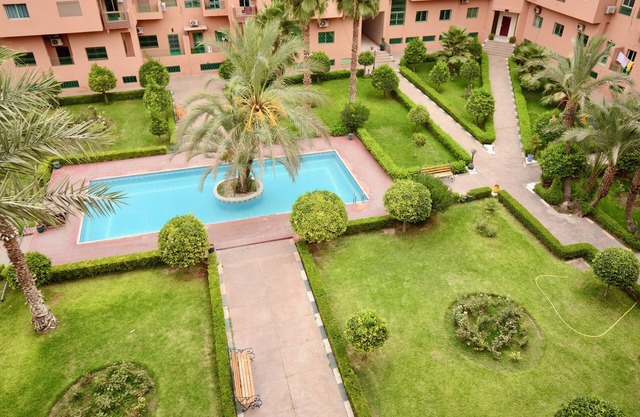 Stylish & Comfy Gem: 5 Star Location ~ Pool ~ Balcony!