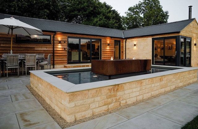 Stylish Cotswold Barn Conversion with hot tub near Bath