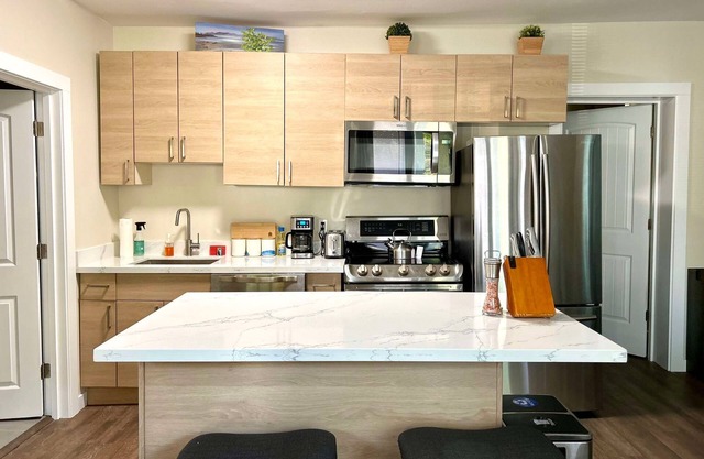 Stylish Deluxe Kitchen/King Bed/Laundry/Free Parking