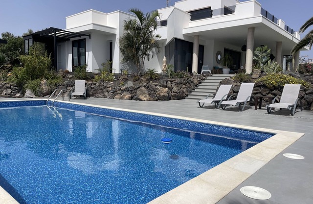 Stylish Desert Oasis with great ocean and mountain views