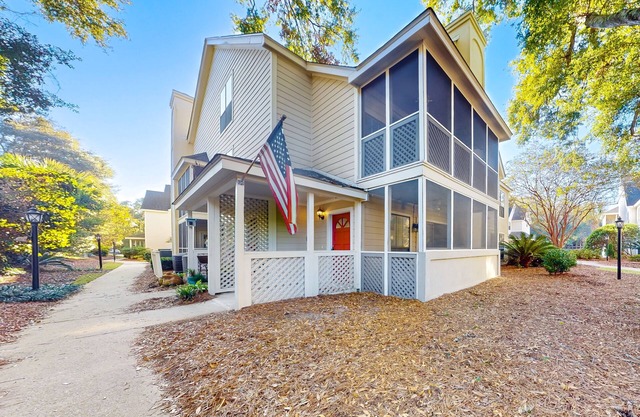 Stylish dog friendly, ground-floor getaway with pool, washer/dryer, & AC