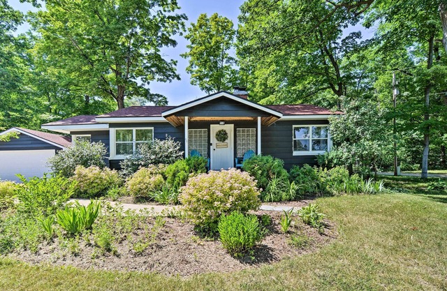 Stylish Dog-Friendly Bungalow: Steps to Elk Lake