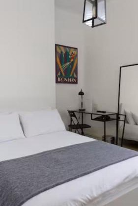 Stylish Double Room in City Centre - Shared Bathroom - Parking