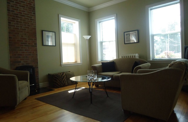 Stylish Downtown Historic District Suite Near Water Front & Convention Centre