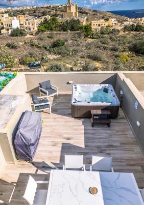 Stylish Duplex 3 Bedroom Jacuzzi, BBQ, Scenic Views