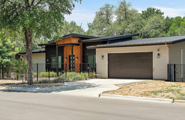Stylish East Austin Home | 2BR | BBQ | Close to DT