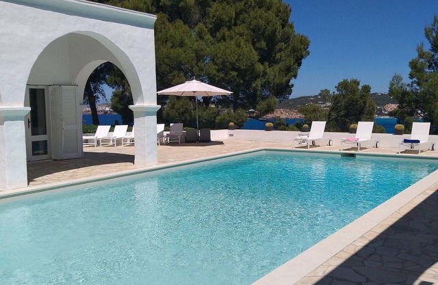 Stylish villa, amazing sea views, 15m pool & chill out, private 4100m2 gardens
