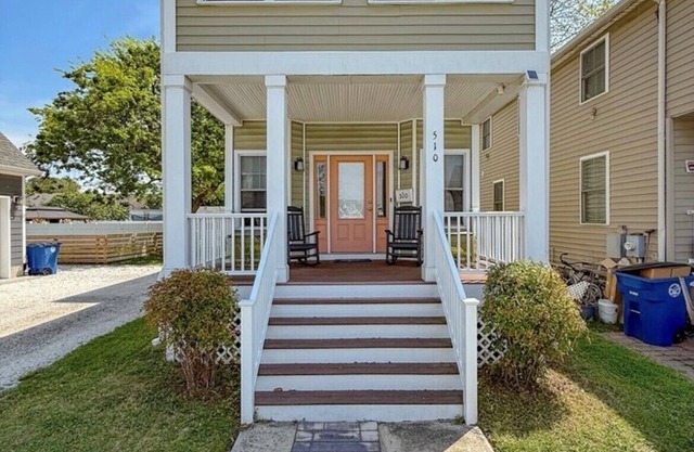 Stylish family getaway steps from the beach/town