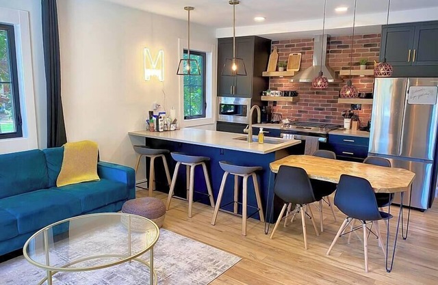 Stylish Getaway w/putting green, bbq, fire-pit, smart TVs | Walk to restaurants