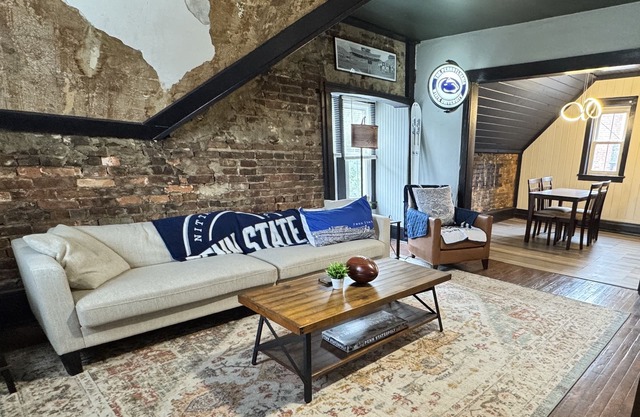 Stylish, Historic PSU-themed Apt.—2 blocks from Waterfront