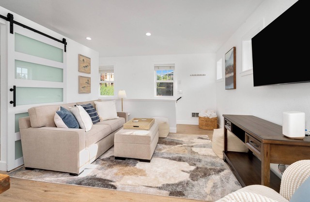 Stylish home West of Market private home, sleeps 4, secluded fully fenced yard