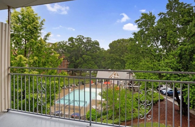 Stylish King 2BR Suite—in Crabtree Valley Raleigh!