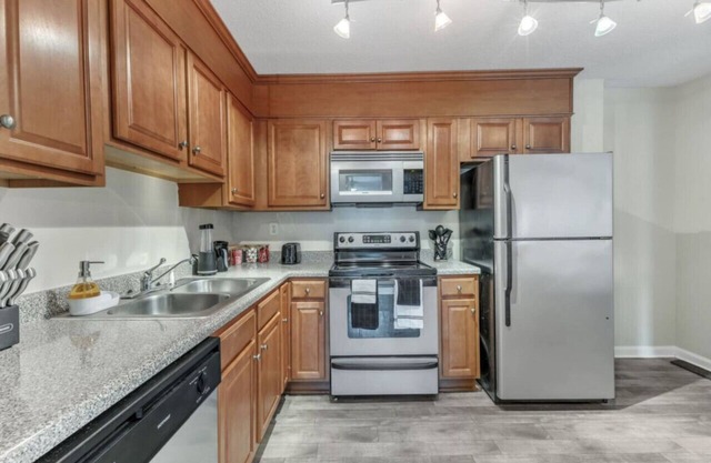 Stylish King 2BR Suite—in Crabtree Valley Raleigh!