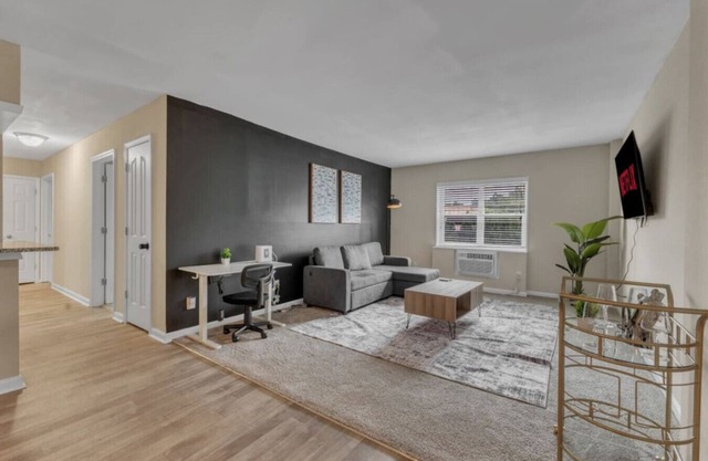 Stylish King 2BR Suite—in Crabtree Valley Raleigh!