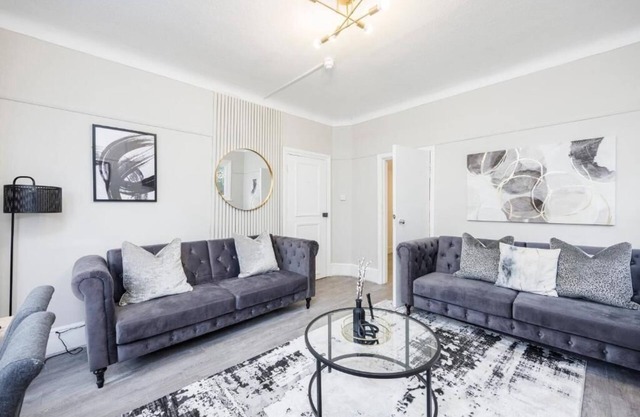 Stylish & Lovely 2BR City Centre Near High St by Luxiety Stays