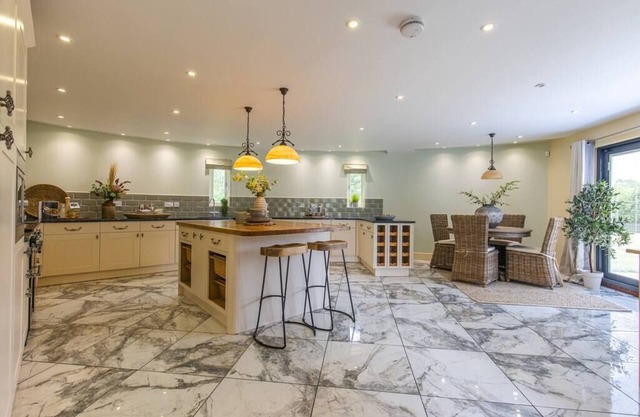 Stylish, modern 5bed Farmhouse w/garden & parking