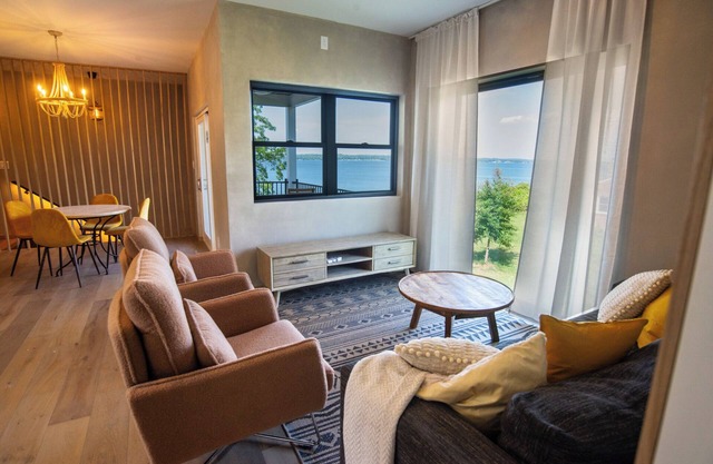 Stylish & Modern Waterfront retreat, Serene and with great views,1Hr to DC