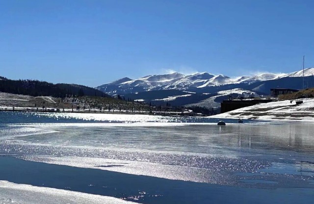 Stylish Mountain Condo w/Fireplace on Lake Dillon