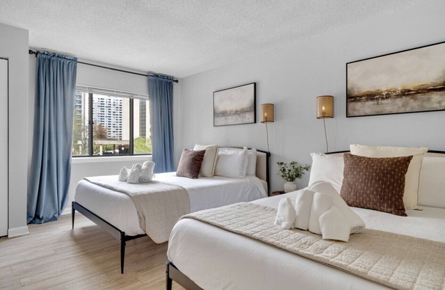 Stylish Oasis:Sleeps 7 | King Bed | Prime Location