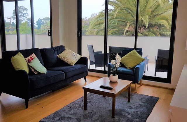 Stylish Parkside Apartment 2 Bed 2 Bath NETFLIX Car park 12 minutes to City