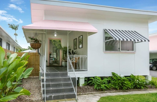 Stylish & Pet-Friendly Getaway – Your Tropical Escape Awaits